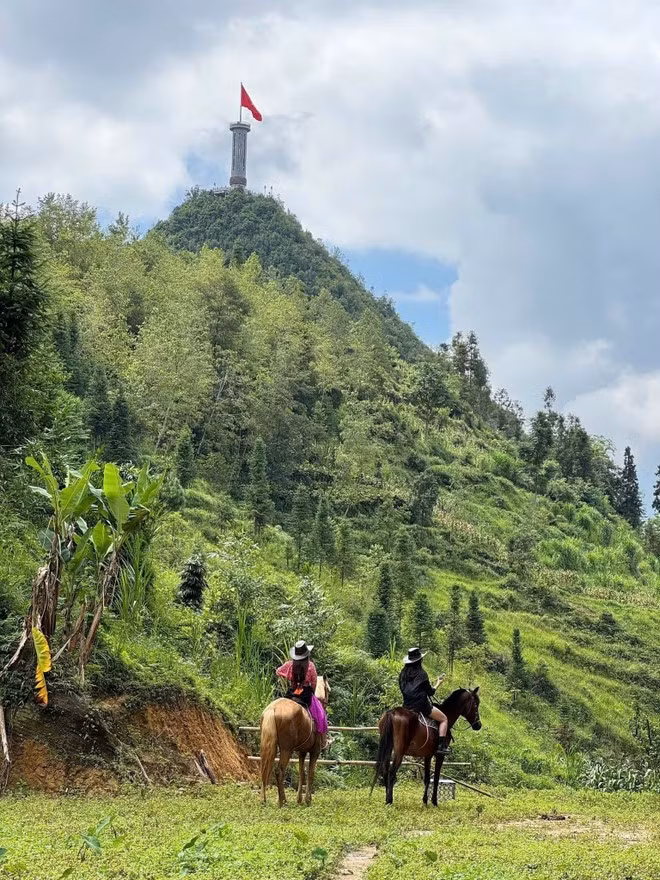 Lancement du produit touristique "Découverte de l’extrême Nord – Tuyen Quang à cheval". Photo : VNA.