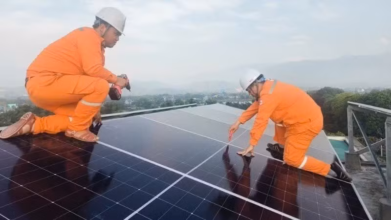 Le système photovoltaïque en toiture du centre de distribution d’électricité de Nghia Lo (Lao Cai) fait l'objet d'opérations de contrôle et d'exploitation afin d'optimiser l'utilisation des énergies renouvelables. Photo : NDEL.
