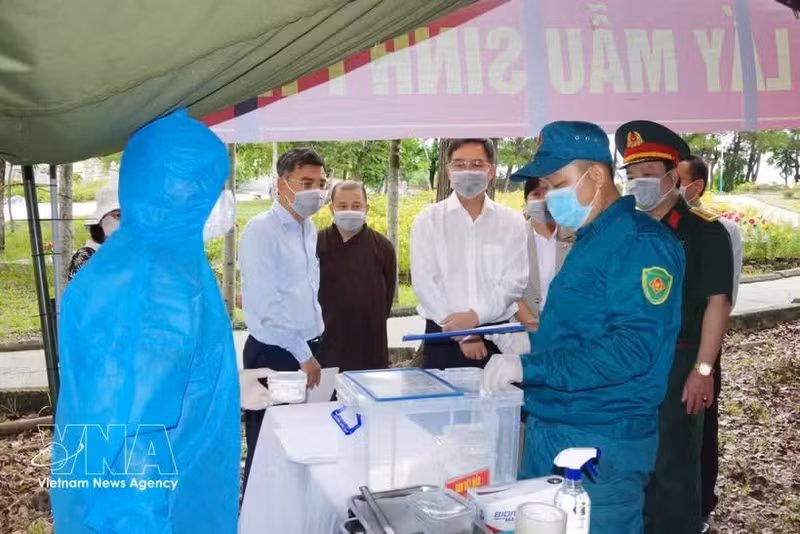 Le secrétaire du Comité municipal du Parti de Hue, Nguyen Dinh Trung, inspecte les opérations de prélèvement d'échantillons des restes de martyrs au Cimetière des martyrs de la ville de Hue. Photo : VNA.