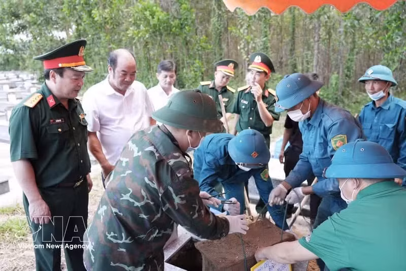 Le vice-président du Comité populaire de la ville de Hue, Nguyen Van Manh, inspecte les opérations de prélèvement d'échantillons des restes de martyrs au Cimetière des martyrs de la commune de Binh Dien. Photo : VNA.