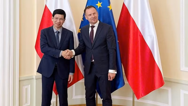 Le vice-ministre vietnamien Ho An Phong (à gauche) et le secrétaire d’État du ministère polonais des Sports et du Tourisme, Piotr Borys. Photo : VOV.
