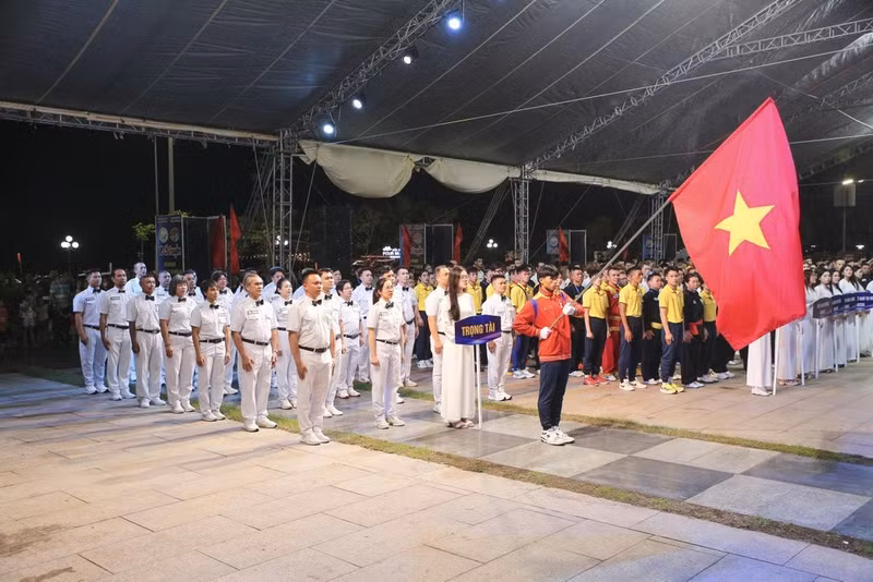 Lors de la cérémonie d'ouverture du 15ᵉ Championnat national des clubs d’arts martiaux traditionnels du Vietnam. 