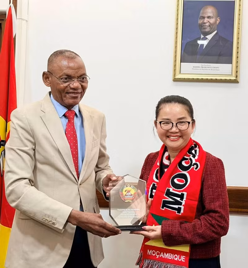 L’ambassadrice du Vietnam au Mozambique, Mme Tran Thi Thu Thin, a eu un entretien avec Paulo Chachine, ministre de l’Intérieur du Mozambique. Photo : baoquocte.