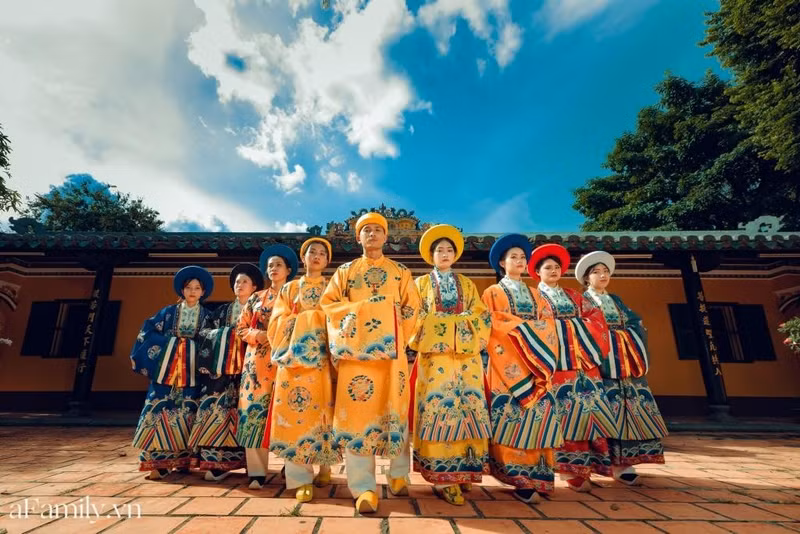 Les tendances commerciales autour des costumes traditionnels anciens du Vietnam sont déjà bien établies. Photo : Afamily.