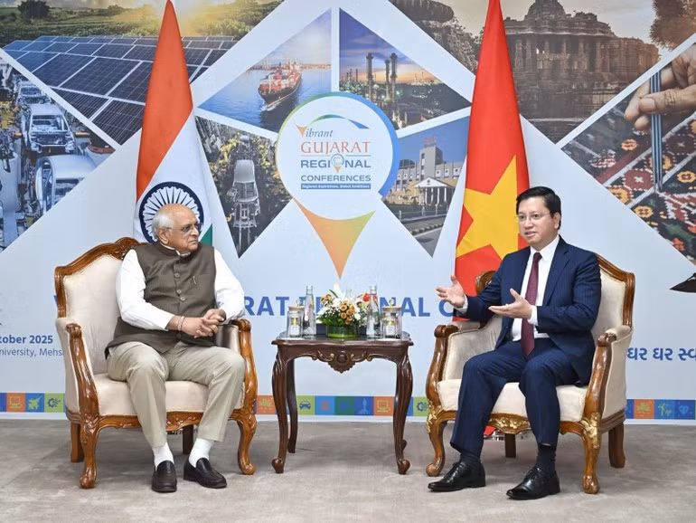L’ambassadeur Nguyen Thanh Hai (à droite) en discussion avec le ministre en chef du Gujarat. Photo : Bureau du commerce vietnamien en Inde. 