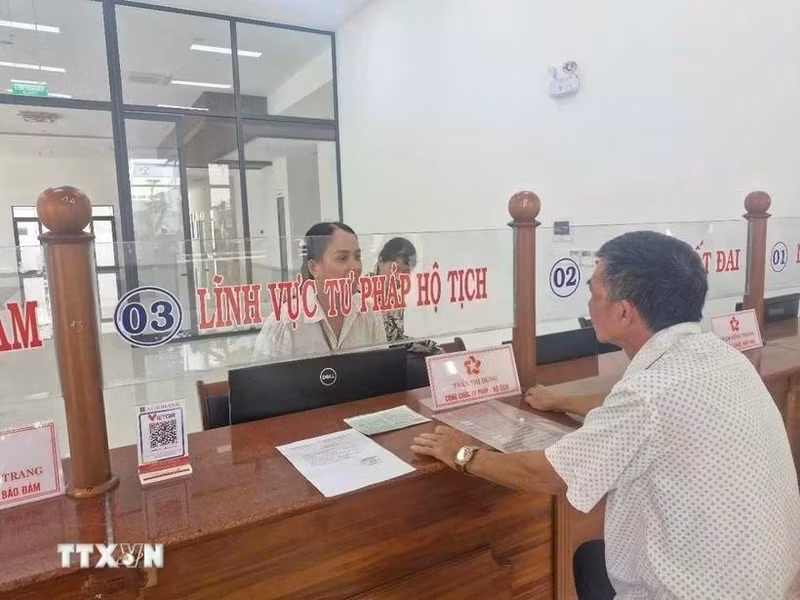 Un homme dépose ses demandes le jour de l'expérimentation du modèle d'administration locale à deux niveaux, dans le quartier de Pleiku, à Gia Lai. Photo : VNA.