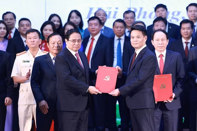 Le Premier ministre vietnamien Pham Minh Chinh a remis les résolutions et les décisions concernant les individus concernés. Photo : VNA.