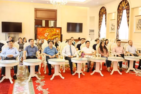 Des fonctionnaires, du personnel et des agences voisines se sont réunis à l'ambassade du Vietnam à Pékin pour suivre la retransmission en direct sur la Télévision nationale du Vietnam. Photo : VNA.