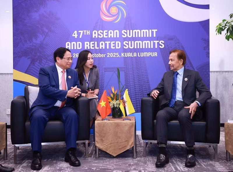 Le Premier ministre Pham Minh Chinh (gauche) et le Sultan de Brunei Darussalam Haji Hassanal Bolkiah. Photo : VNA.