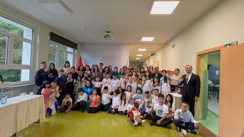 Lors de la cérémonie d’ouverture de l’année scolaire 2026-2027 de l’École de vietnamien Lac Long Quan. Photo : baothoidai.