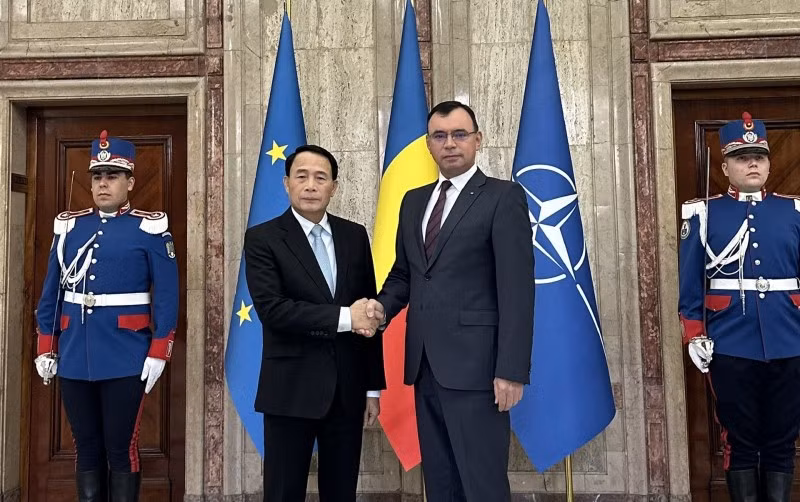 Le vice-ministre Le Quoc Hung (gauche) et le secrétaire d’État du ministère roumain de l’Intérieur, Bogdan Despescu. Photo : CAND.