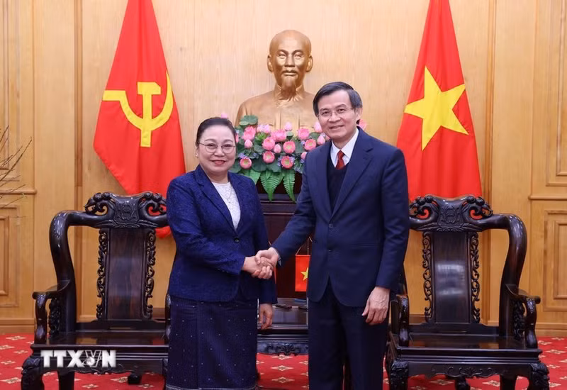 Le membre du Bureau politique et directeur de l’Académie nationale de politique Hô Chi Minh, Doan Minh Huan, et l’ambassadrice du Laos au Vietnam, Khamphao Ernthavanh. Photo : VNA.