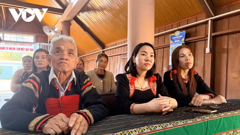 Les habitants des villages du Tay Nguyen suivent le XIVᵉ Congrès du Parti avec une grande confiance et de fortes attentes. Photo : VOV.