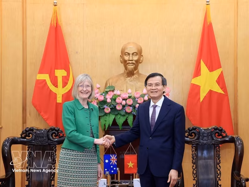 Le professeur associé et docteur Doan Minh Huan, et l’ambassadrice australienne, Gillian Bird. Photo : VNA.