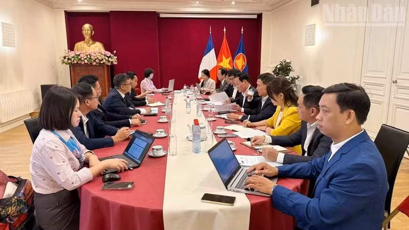 La délégation du Bureau du Comité central du PCV lors de sa séance de travail avec l’ambassade du Vietnam en France. Photo : NDEL.