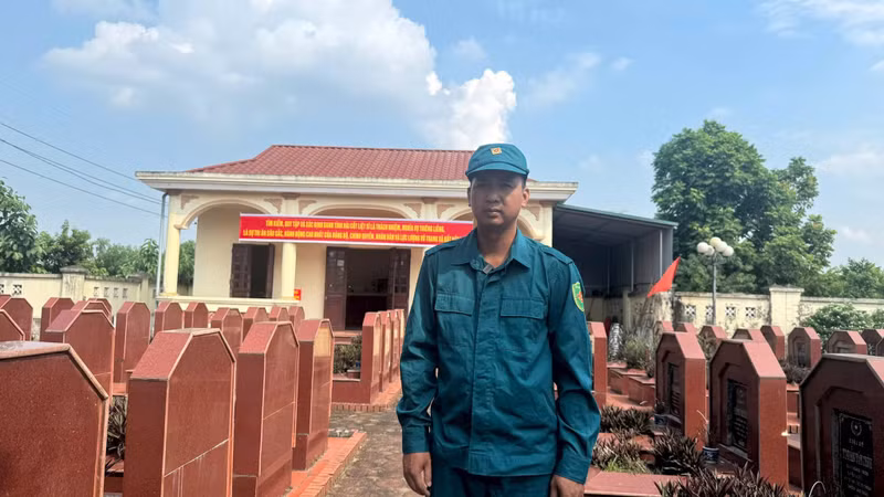 Nguyen Hung Manh, chef de la milice du village de Dan The, au cimetière des martyrs de Cam Linh, dans la commune de Bat Bat. Photo : hanoimoi.