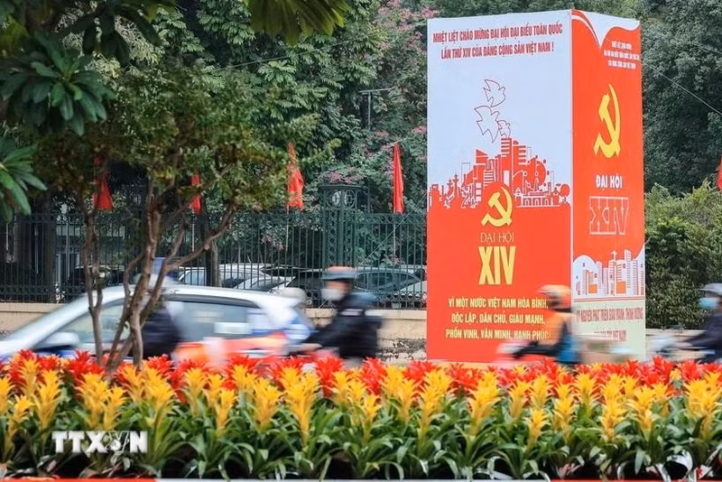 À l’occasion du XIVᵉ Congrès national du Parti, les rues de Hanoï se parent de drapeaux éclatants, de banderoles colorées et de slogans soigneusement déployés. Photo : VNA.
