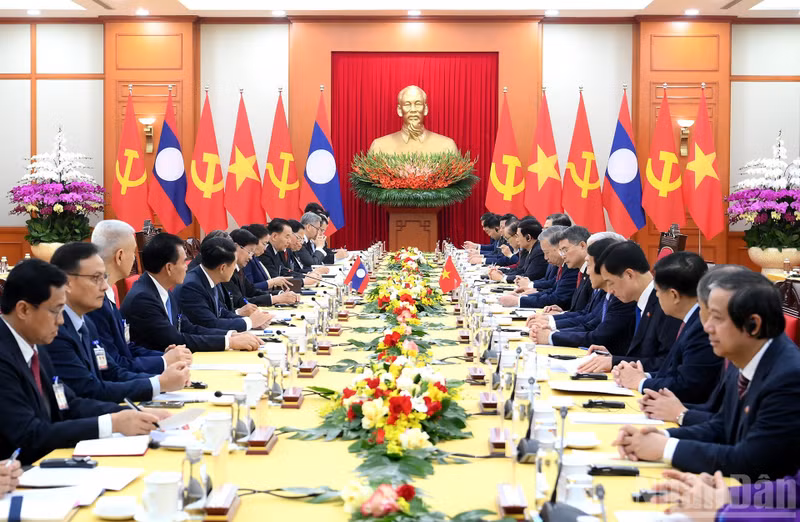 Entretien entre le secrétaire général du PCV To Lam et le scrétaire général du PRPL et président lao Thongloun Sisoulith, à Hanoi, le 26 janvier. Photo : NDEL.