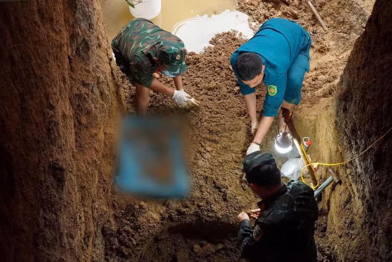 Des militaires procèdent à la récupération des restes de soldats morts pour la Patrie sur le site de la tombe collective dans le hameau de Lac An 3, commune de Thuong Tan. Photo : Commandement militaire de Hô Chi Minh-Ville.