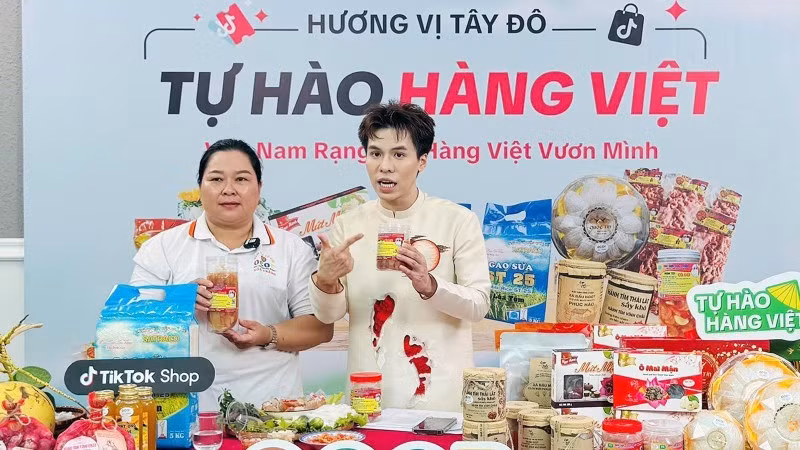 Un livestream intitulé « Fierté des produits vietnamiens – Saveurs de Tay Do », animé par le créateur de contenu Nguyen Duc Duy (chaîne Daily With Zii). Photo : NDEL.