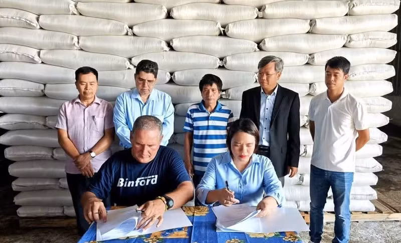 Les parties signent le procès-verbal de remise de 1 200 tonnes de riz vietnamien à Cuba. Photo fournie par l’ambassade du Vietnam à Cuba.