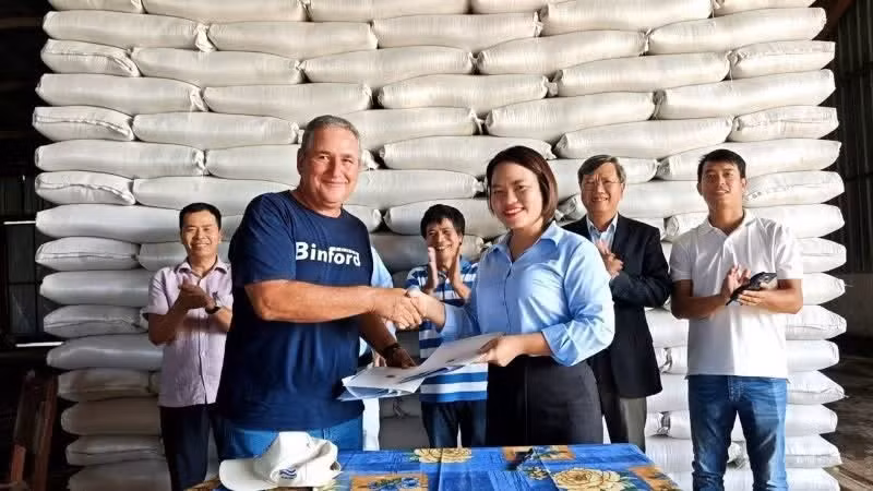 Les parties échangent le procès-verbal signé de remise de 1 200 tonnes de riz vietnamien à Cuba. Photo fournie par l’ambassade du Vietnam à Cuba.