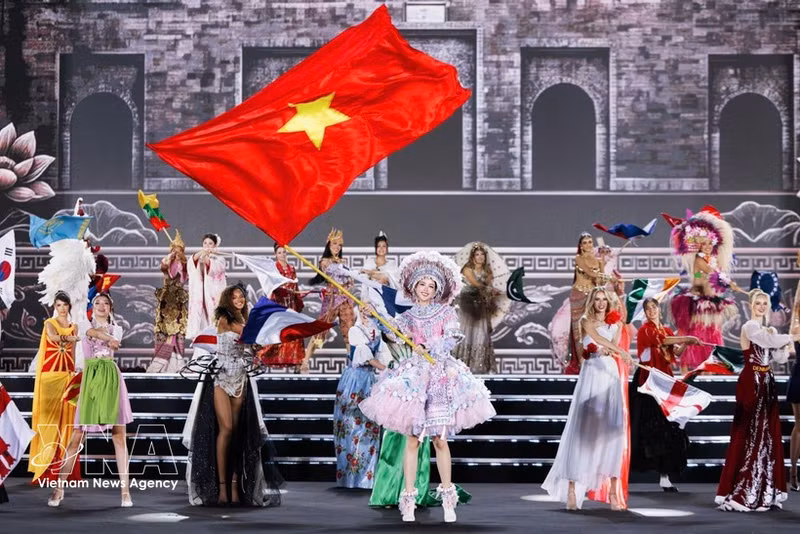 Le Nguyen Bao Ngoc et les candidates de Miss World 2026 lors du numéro d’ouverture de la finale, "Dances of the World". Photo : VNA.