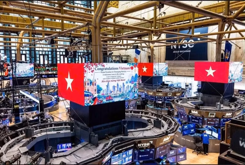 Les drapeaux vietnamiens et les messages félicitant le Vietnam pour son passage du statut de marché frontière à celui de marché émergent apparaissent sur de grands écrans à la Bourse de New York, aux États-Unis. Photo : VGP.