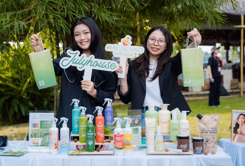 Le commerce électronique ouvre une nouvelle voie d’entrepreneuriat pour les jeunes. Photo : VNA.