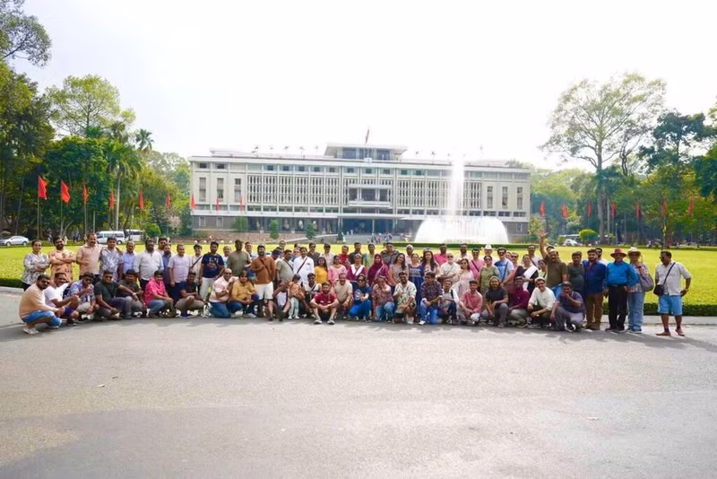 Le groupe de plus de 200 touristes indiens des MICE au Palais de l'Indépendance à Hô Chi Minh-Ville. Photo : CVN.