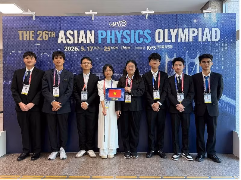 Les huit élèves vietnamiens ont brillamment réussi aux Olympiades asiatiques de physique (APhO) 2026. Photo : daidoanket.