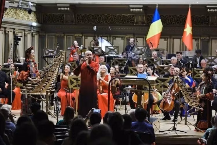 Le chef d’orchestre Dong Quang Vinh a fait résonner dans la salle les sonorités évocatrices des montagnes et des forêts du Vietnam. Photo : baoquocte.