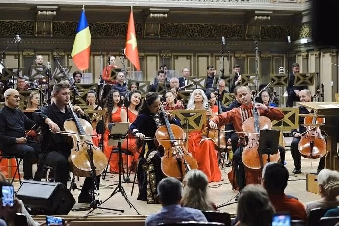 cello-hoai-xuan.jpg