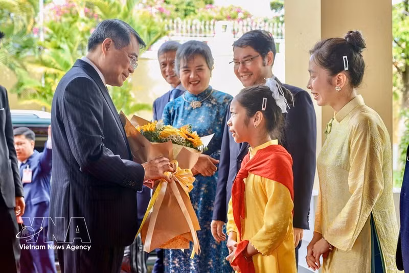 Le Premier ministre vietnamien Le Minh Hung et des représentants de la communauté d'origine vietnamienne, des cadres et employés des représentations vietnamiennes. Photo : VNA.