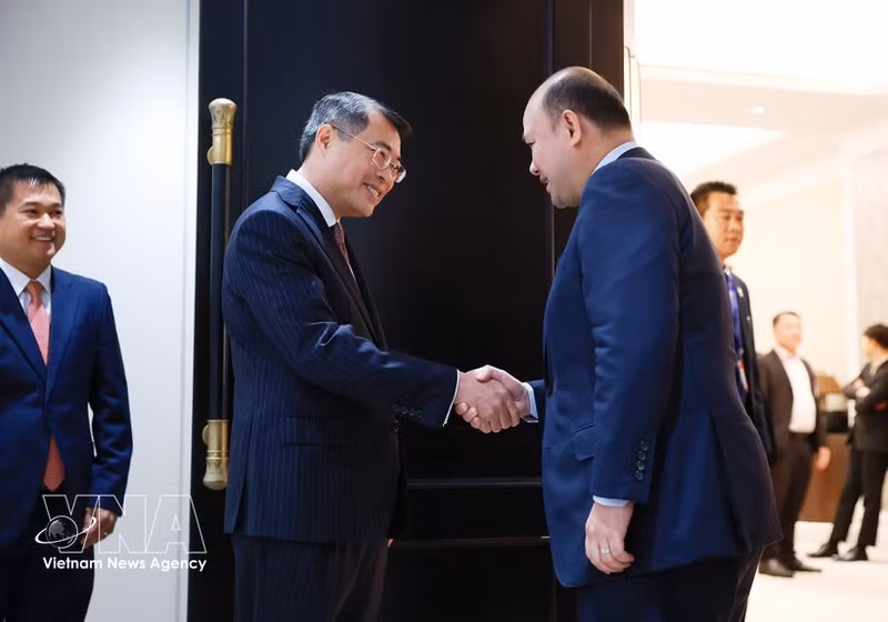 Le Premier ministre vietnamien Le Minh Hung (à gauche) rencontre le vice-Premier ministre cambodgien Hun Many, également président de l'Union des fédérations de jeunes du Cambodge (UYFC). Photo : VNA.