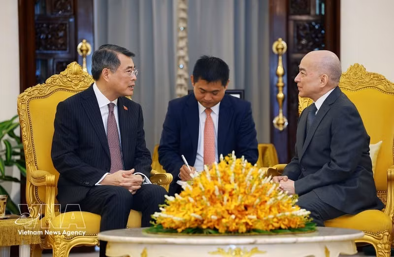 Le Premier ministre vietnamien Le Minh Hung (à gauche) rend une visite de courtoisie au roi du Cambodge, Norodom Sihamoni (à droite). Photo : VNA.