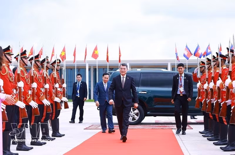 Le Premier ministre Le Minh Hung a achevé le 10 octobre sa visite officielle de deux jours au Cambodge. Photo : VNA.