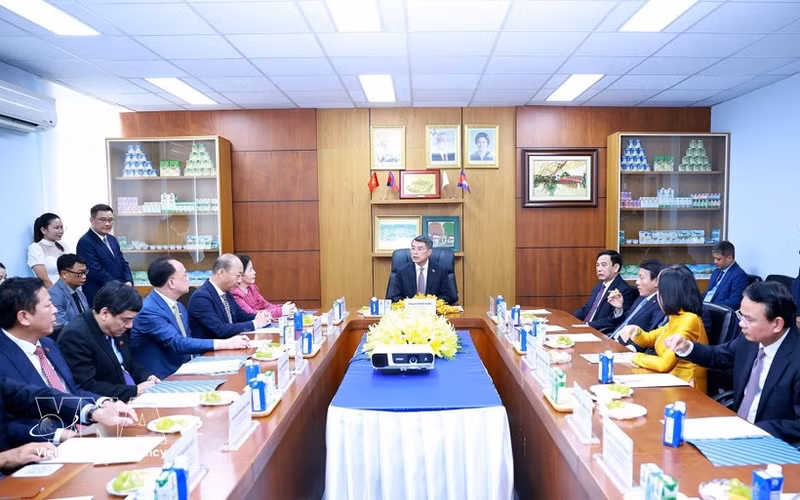 Le chef du gouvernement vietnamien travaille avec des représentants de l'entreprise. Photo : VNA.