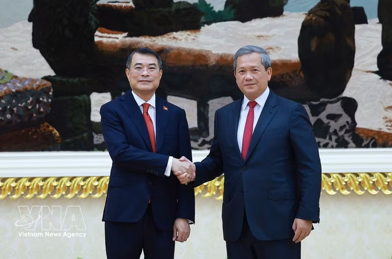 Le Premier ministre cambodgien Hun Manet accueille son homologue vietnamien Le Minh Hung, en visite officielle au Cambodge. Photo : VNA.