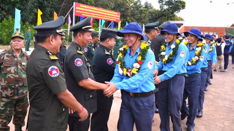Au poste-frontière international de Xa Mat, dans la province de Tay Ninh, les forces cambodgiennes accueillent les équipes K70, K71, K72 et K73, chargées de rechercher les sépultures de soldats vietnamiens tombés au combat. Photo : VNA.