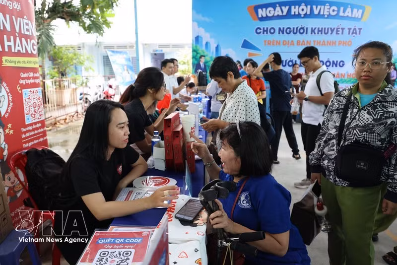 Des personnes handicapées à la recherche d’un emploi lors d’un salon de recrutement qui leur est dédié. Photo : VNA.
