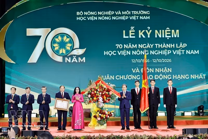 Le président de l'Assemblée nationale, Tran Thanh Man, remet l’Ordre du Travail de première classe à l'Université nationale d'agriculture du Vietnam. Photo : VNA.