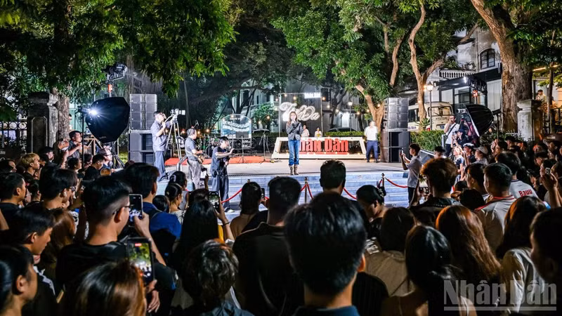 Une prestation lors de la deuxième édition de « Tán Đa Show », le 17 octobre. Photo : NDEL.