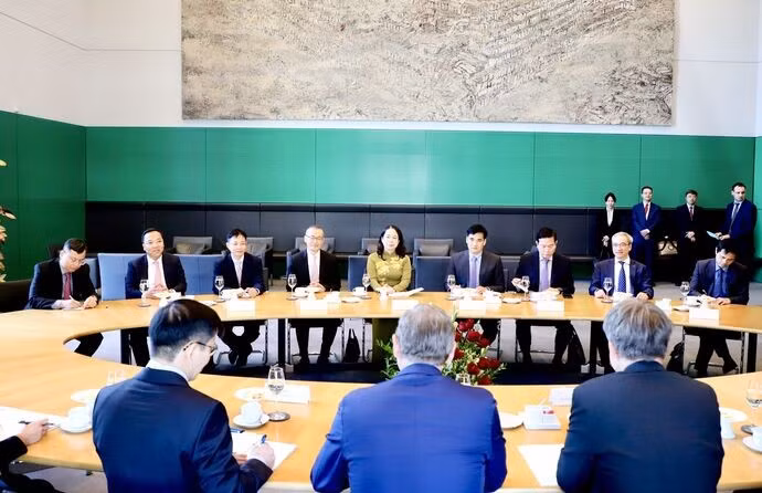 La vice-présidente vietnamienne Vo Thi Anh Xuan s’est entretenue début juillet avec le vice-président du Bundestag, Bodo Ramelow, qui a salué le lancement du processus de consultation pour la ratification de l’EVIPA. Photo : VNA.