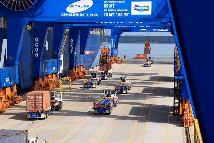 Le commerce extérieur a atteint 38,17 milliards de dollars entre le 1er et le 15 juillet. Photo : VNA.