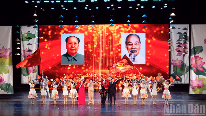 L’interprétation de la chanson « Vietnam-Chine » par les artistes des deux pays, symbolise l’amitié et la coopération durables entre les deux pays.
