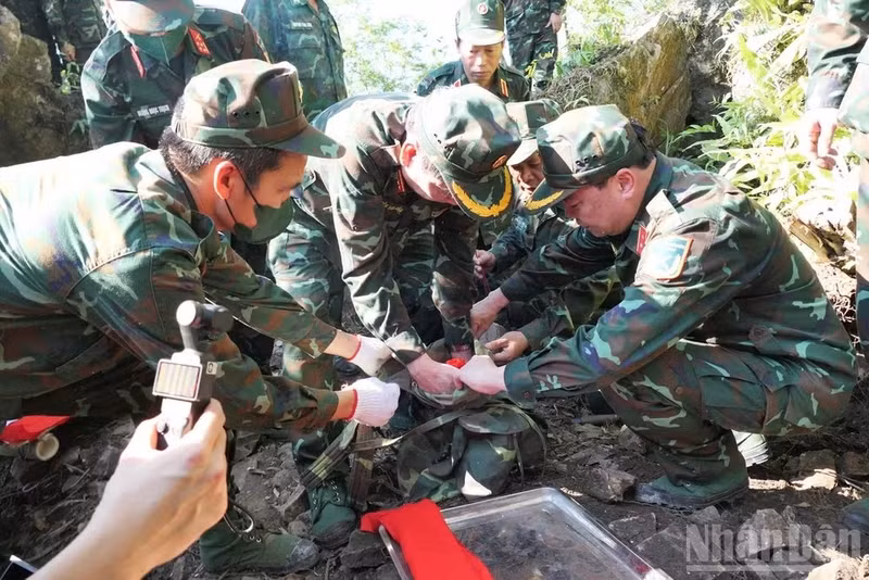Le général de corps d’armée Nguyen Van Gau participe directement aux opérations de recherche et de récupération des restes des martyrs sur la cote 685, dans la commune de Thanh Thuy.
