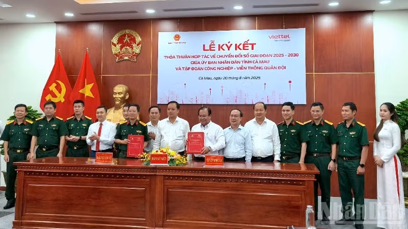 Cérémonie de signature de l’accord de coopération entre le comité populaire de la province de Ca Mau et le groupe Viettel. Photo : NDEL.