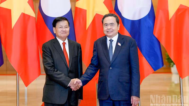 Le président de l'AN du Vietnam, Tran Thanh Man (droite), et le secrétaire général du Parti et président du Laos, Thongloun Sisoulith. 