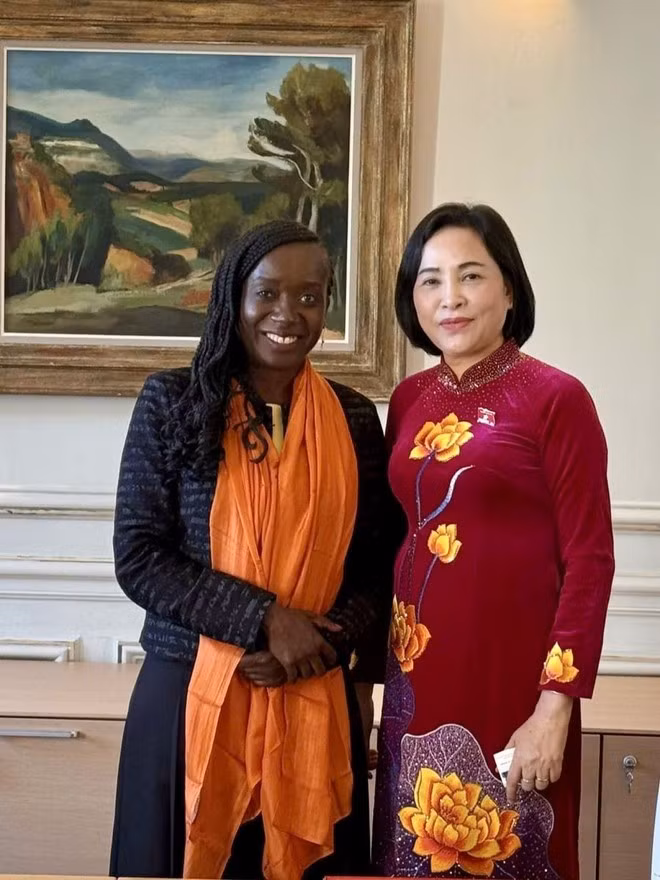 La vice-présidente de l’Assemblée nationale du Vietnam, Nguyen Thi Thanh (droite), et son homologue française, Nadège Abomangoli. Photo : VNA.